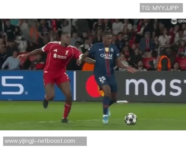 巴黎圣日耳曼大胜曼联神扑引发争议判罚全场沸腾